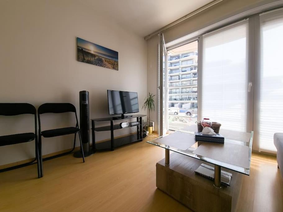 Cozy Studio With Pool Close To The Sea Oostende Bagian luar foto